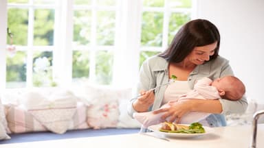 Con bị dị ứng đạm bò mẹ kiêng ăn gì?