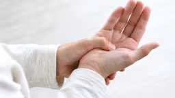 Hay tê tay chân là bị gì? Các trường hợp cần lưu ý