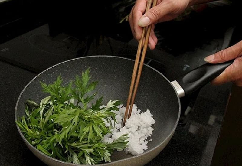chườm ngải cứu chữa đau lưng
