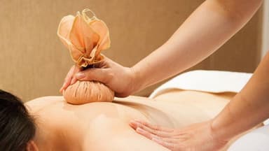 Hướng dẫn cách chườm ngải cứu đúng cách tại nhà và lưu ý
