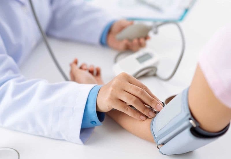 huyết áp cao có trồng răng implant được không