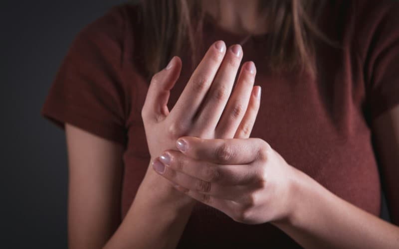 bị tê tay chân nên làm gì
