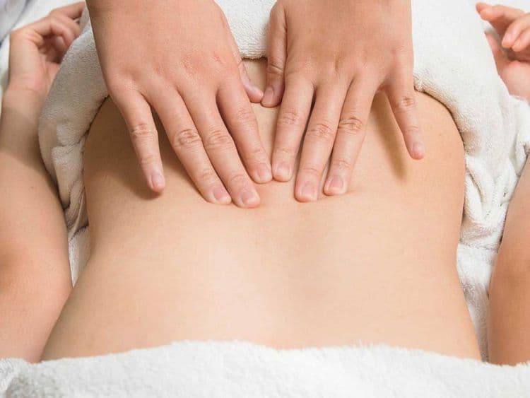 xoa bóp bấm huyệt đau thắt lưng