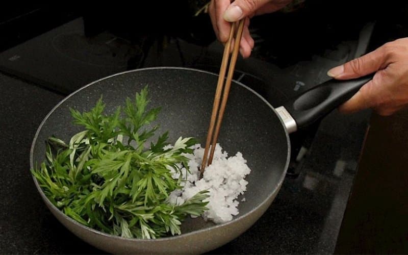 thoát vị đĩa đệm chườm ngải cứu