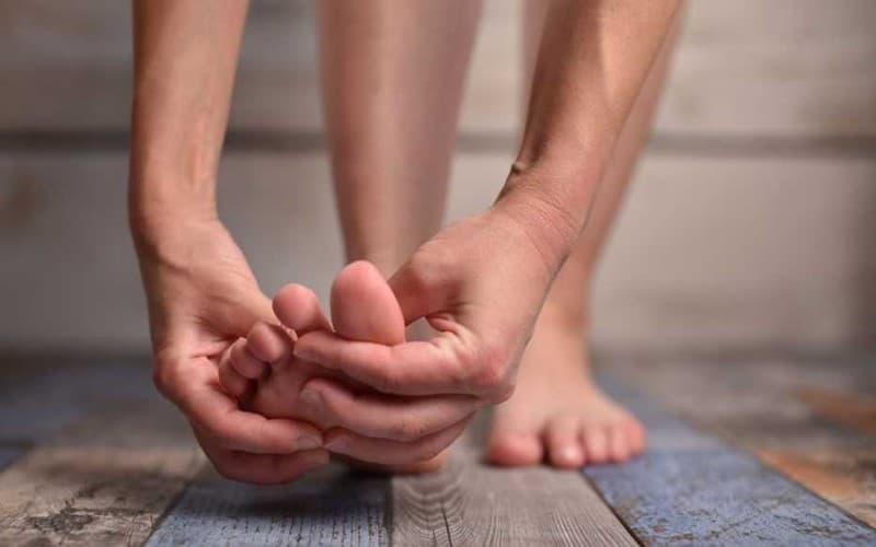 bị tê tay chân nên làm gì