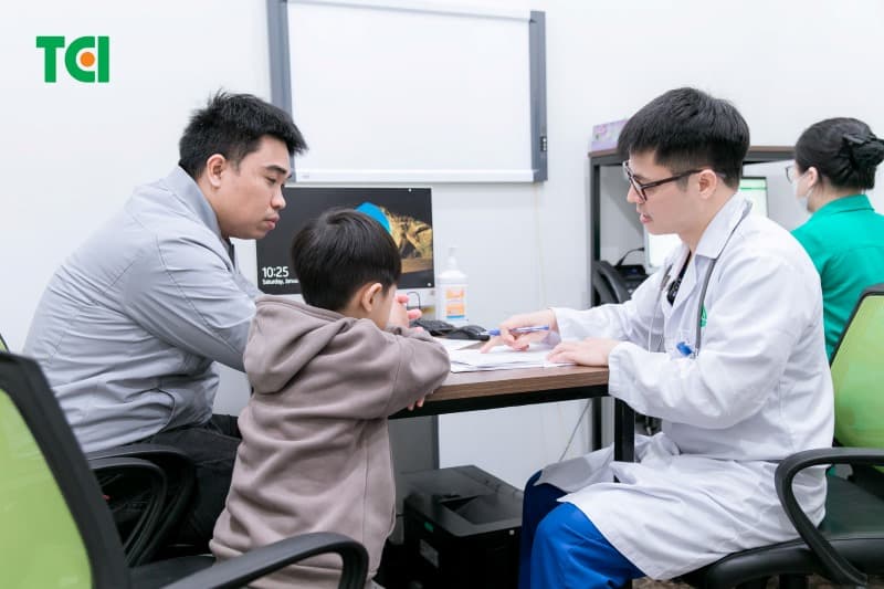 trẻ sốt viêm họng kéo dài bao lâu