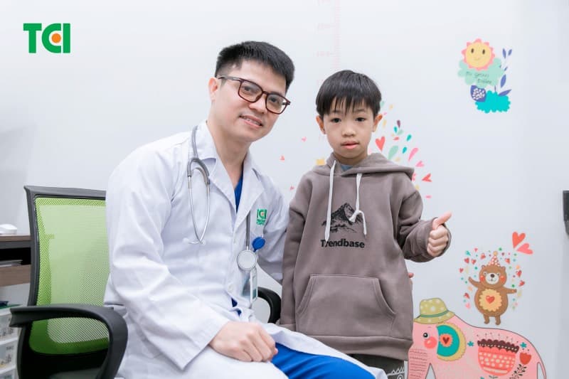 trẻ sốt viêm họng kéo dài bao lâu