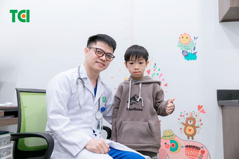 Bác sĩ nhi khoa tận tâm sẽ dành thời gian giải thích rõ tình trạng sức khỏe của bé