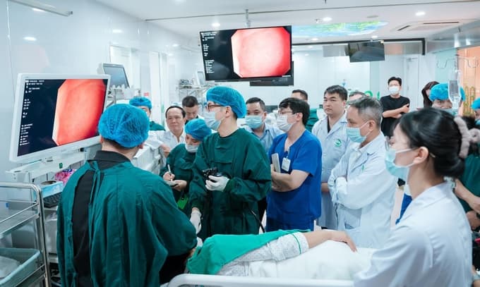Chuyên gia Nhật Bản nội soi cho bệnh nhân tại bệnh viện Thu Cúc