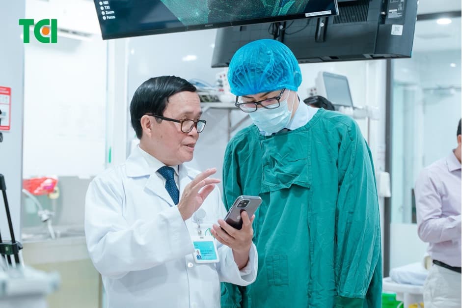 Chuyên gia trong nước và quốc tế trao đổi về tổn thương tiền ung thư tại phiên thực hành trong hội thảo khoa học