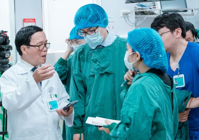 PGS.TS Vũ Văn Khiên (ngoài cùng bên trái) phân tích nguyên nhân dẫn đến ung thư đường tiêu hóa