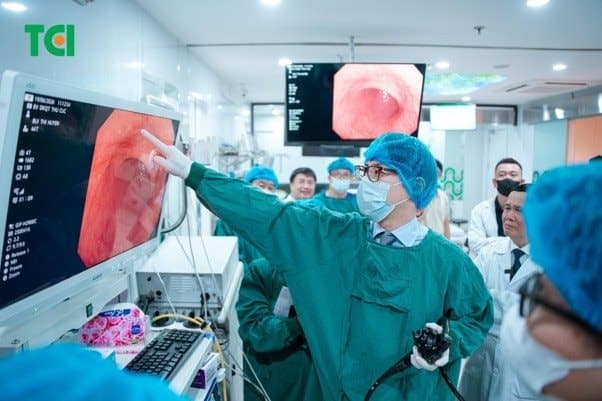 PGS.TS.BS Masashi Misawa trực tiếp thực hành nội soi tại hội thảo do TCI tổ chức