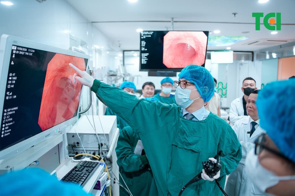 PGS.TS.BS Masashi Misawa trực tiếp thực hiện nội soi tại sự kiện
