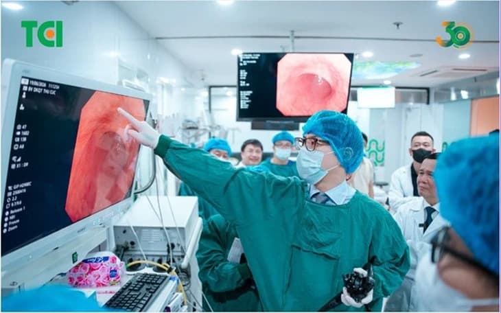 PGS.TS.BS Masashi Misawa trực tiếp thực hiện nội soi tiêu hóa trong sự kiện đào tạo