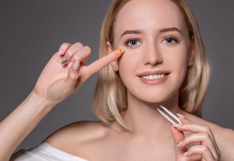 đeo lens nhỏ nước mắt nhân tạo được không