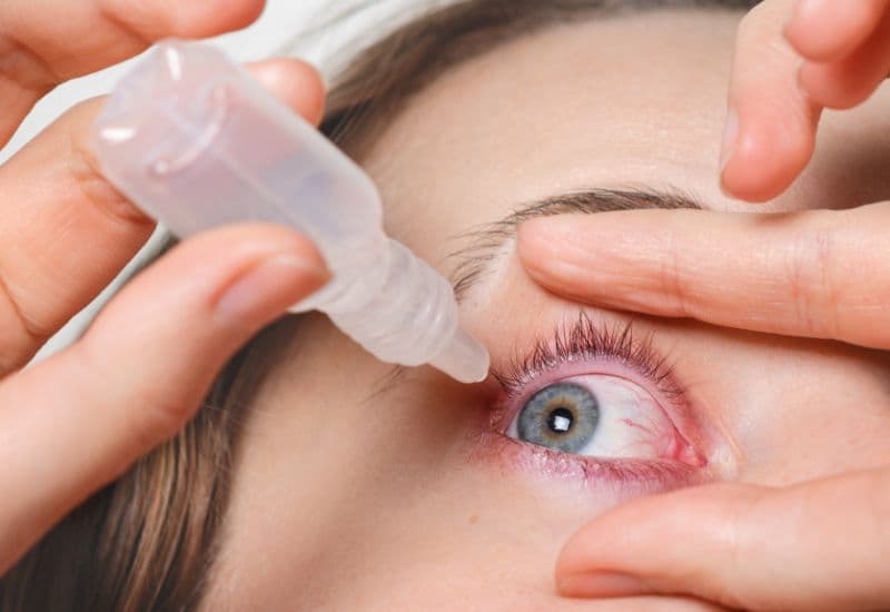 đeo lens nhỏ nước mắt nhân tạo được không