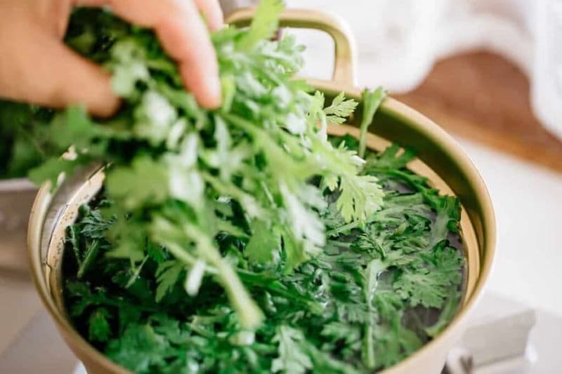 Suy thận có ăn được rau cải cúc không?