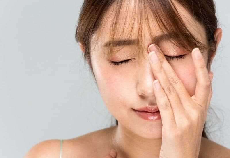 nhỏ nước mắt nhân tạo bị rát có sao không
