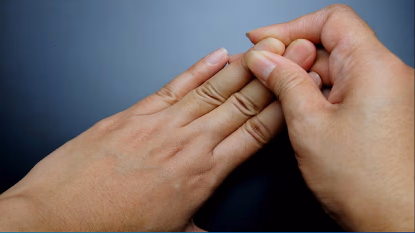 Tê ngón tay là dấu hiệu bệnh gì?