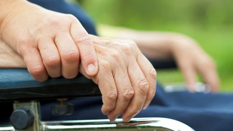 tê nửa người là dấu hiệu bệnh gì