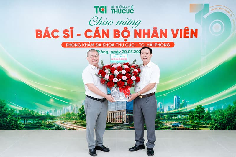 TS.BS Bùi Trung Dũng - Giám đốc Chuyên môn Phòng khám Đa khoa Thu Cúc Hải Phòng nhận lẵng hoa chúc mừng từ Tổng Giám đốc Hệ thống Y tế Thu Cúc TCI Trần Mạnh Hiển tại lễ chào mừng đội ngũ bác sĩ, cán bộ nhân viên trước ngày vận hành chính thức.