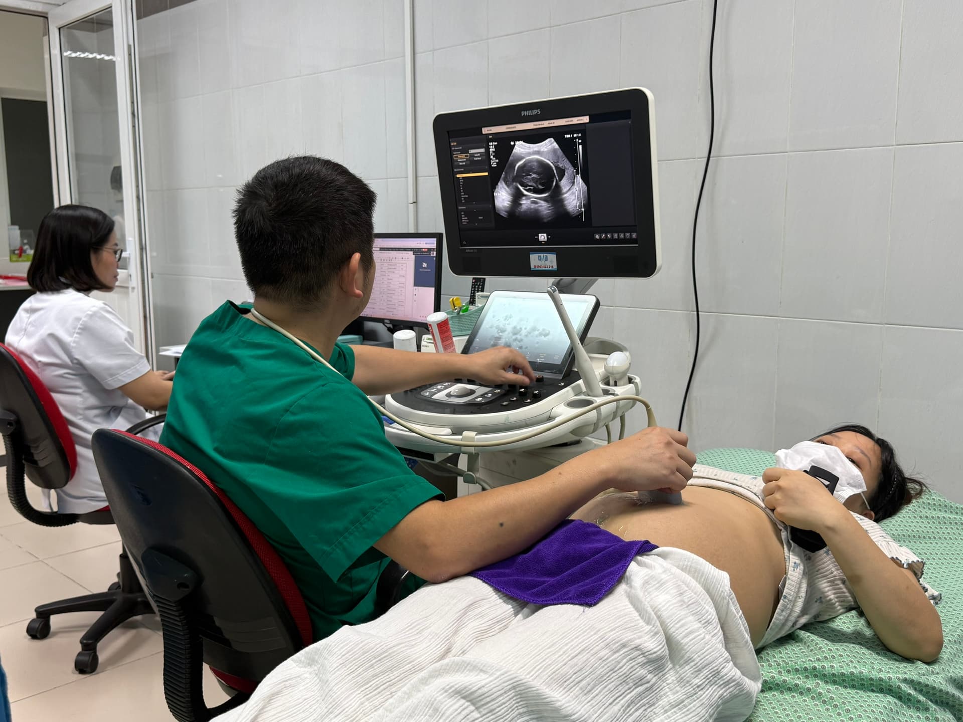 Khám thai giúp theo dõi sức khỏe của mẹ và bé yêu.