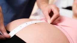 Chu vi vòng bụng thai nhi nhỏ có sao không?