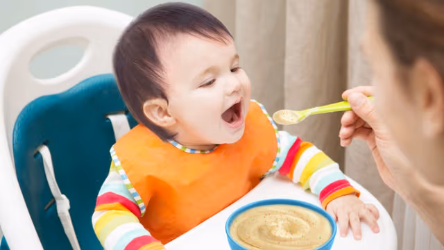 Có nên cho trẻ ăn cháo dinh dưỡng ngoài hàng không?
