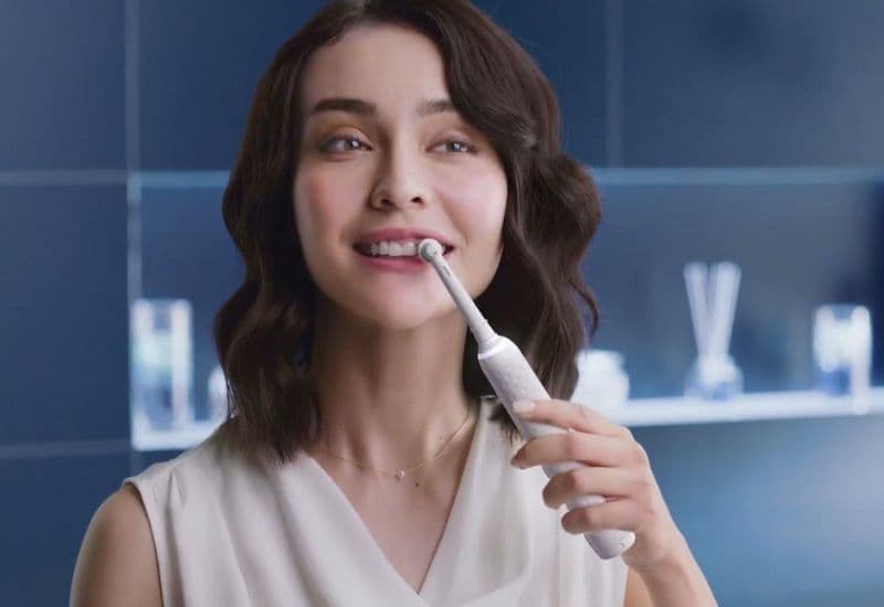dùng bàn chải điện bị tụt lợi