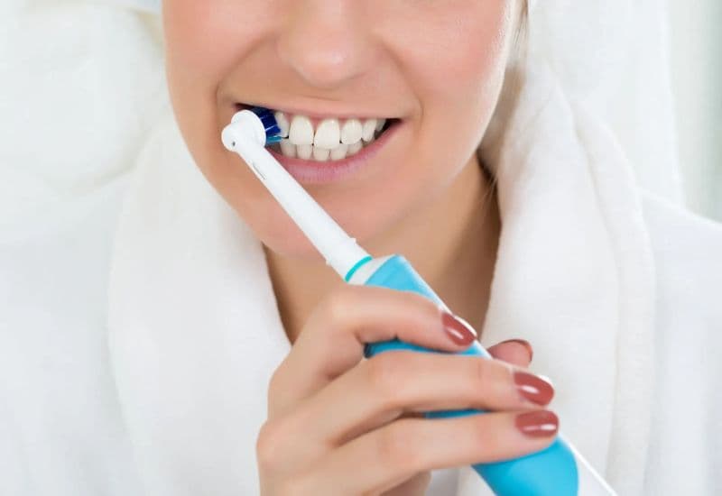 dùng bàn chải điện bị tụt lợi