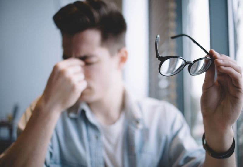 Mắt mờ là triệu chứng gì? Nguyên nhân?