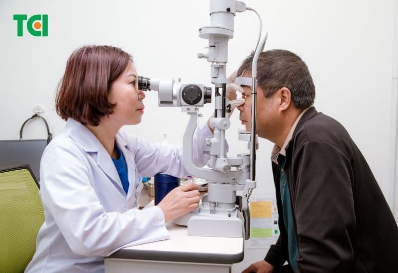 Mắt mờ là triệu chứng gì? Nguyên nhân?