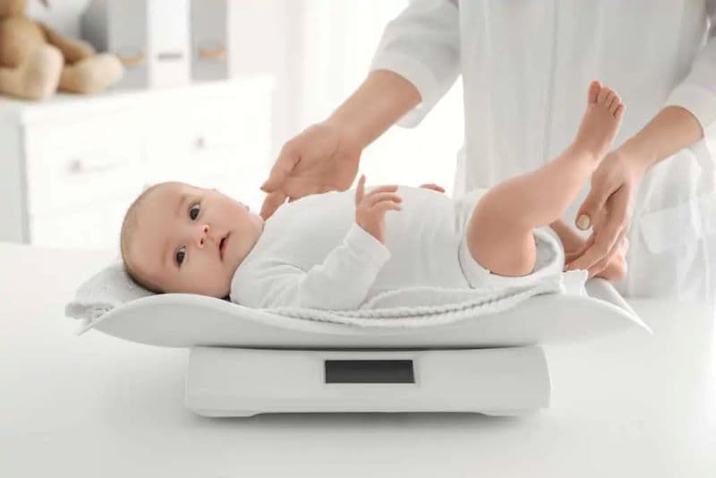 Trẻ sơ sinh ngủ ngày thức đêm phải làm sao? Mức độ nguy hiểm?