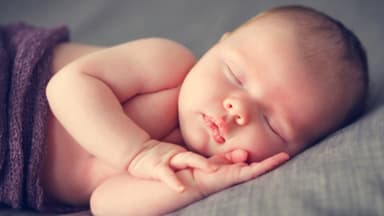 Trẻ sơ sinh ngủ bao nhiêu tiếng 1 ngày? Mốc thời gian tham khảo và dấu hiệu ngủ đủ
