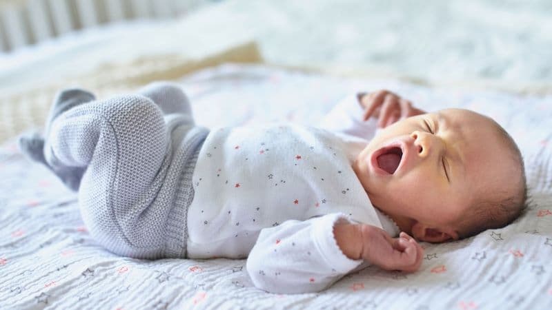 Trẻ sơ sinh ngủ ngày thức đêm phải làm sao? Mức độ nguy hiểm?
