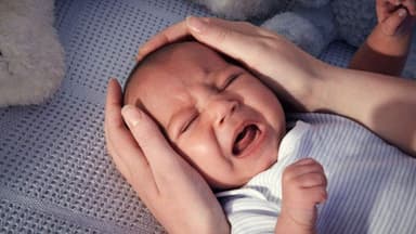 Trẻ sơ sinh ngủ ngày thức đêm phải làm sao? Mức độ nguy hiểm?