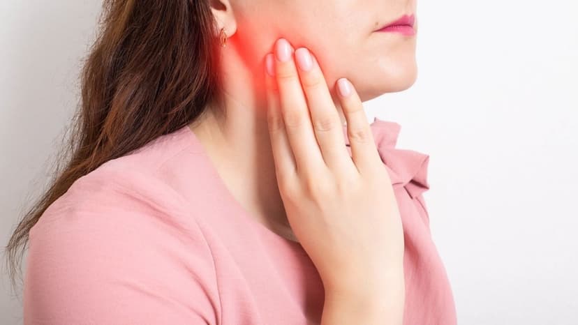 Làm gì khi viêm lợi trùm mọc răng khôn bị sưng má?