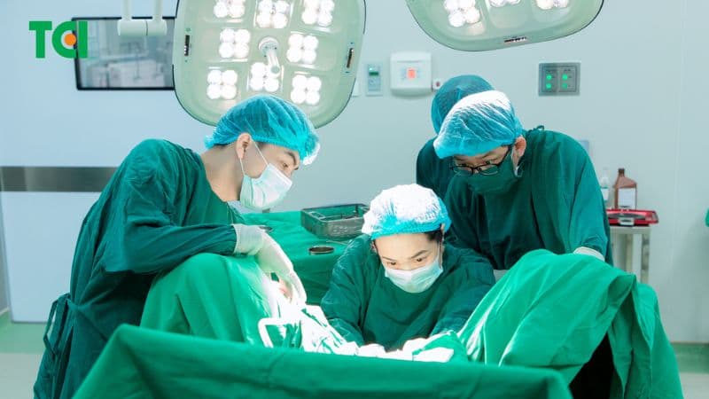 Ekip Sản phụ khoa thực hiện phẫu thuật cắt polyp cổ tử cung trong phòng mổ vô khuẩn tại Thu Cúc TCI.