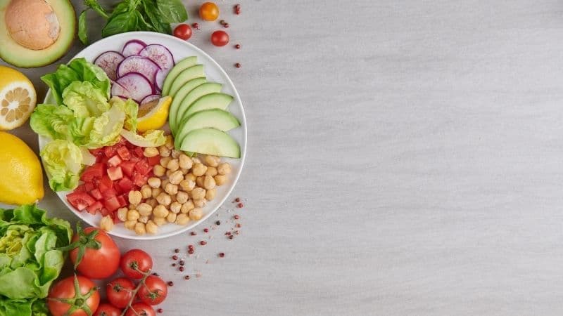 Chế độ dinh dưỡng giàu sắt, vitamin, khoáng chất và protein giúp hỗ trợ tăng đề kháng, tái tạo mô và phục hồi nhanh sau phẫu thuật.