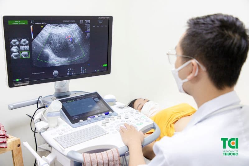 Chuẩn bị hồ sơ và kết quả khám cũ giúp bác sĩ đánh giá quá trình điều trị chính xác hơn.