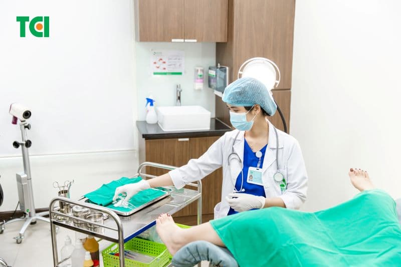 Thăm khám kết hợp xét nghiệm dịch tiết giúp bác sĩ nhận diện tác nhân và xây dựng phác đồ phù hợp