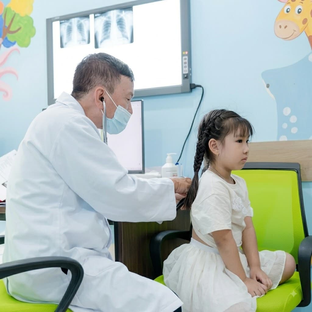 Hoạt động thăm khám, tư vấn sức khỏe cho người dân