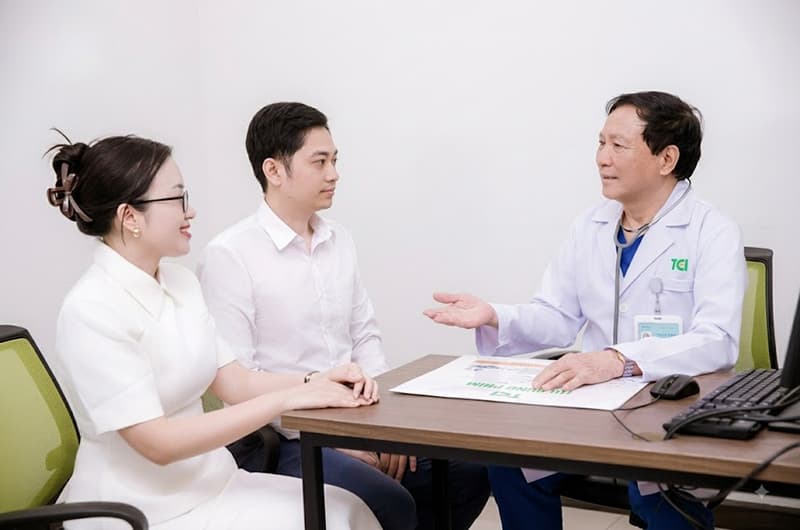 Đội ngũ các pha giáo sư, tiến sĩ, thạc sĩ từ Hà Nội trực tiếp thăm khám tại Hải Phòng