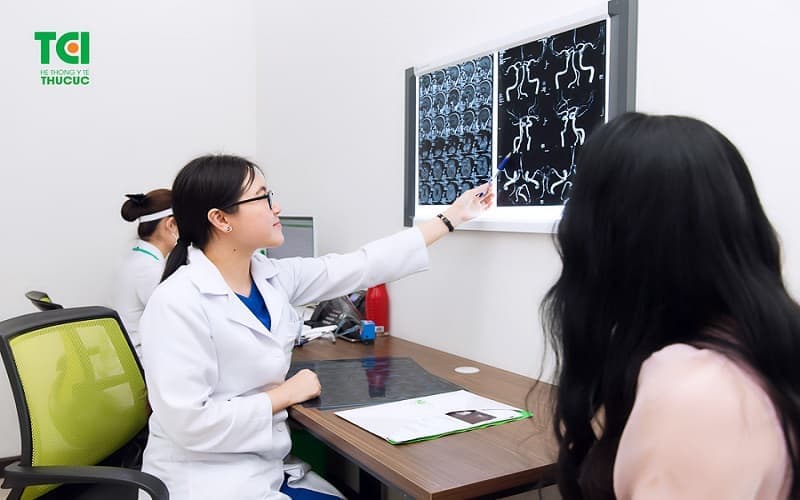 Bác sĩ chẩn đoán hình ảnh phân tích hình ảnh, hỗ trợ phát hiện và đánh giá tổn thương