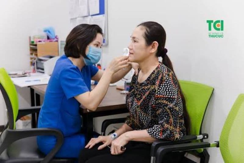 Bác sĩ da liễu được đào tạo chuyên sâu để chẩn đoán và điều trị các bệnh lý liên quan đến da, tóc và móng