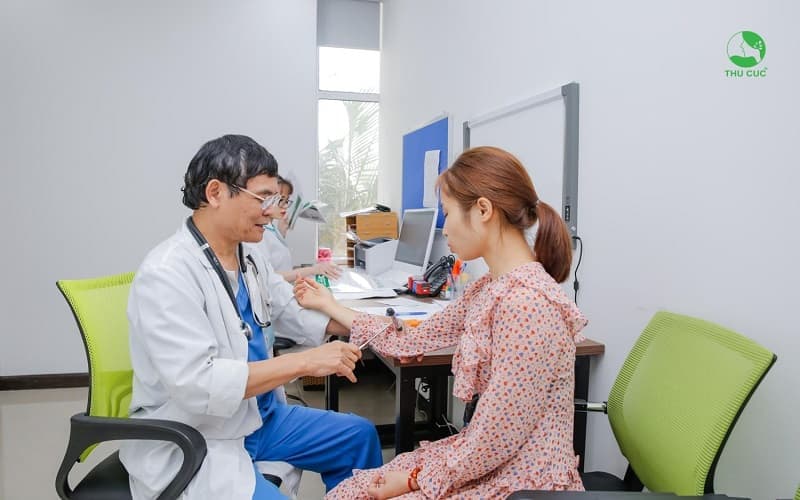 Bác sĩ khám lâm sàng đánh giá tình trạng sức khỏe của người bệnh