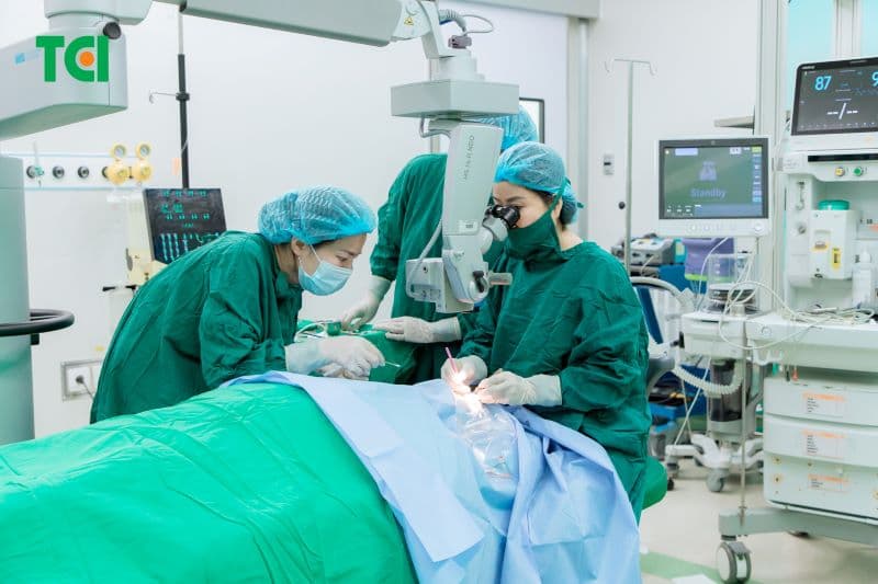 Khi lựa chọn bác sĩ mắt giỏi ở Hải Dương - Hải Phòng, người bệnh nên quan tâm đến trình độ chuyên môn, quá trình đào tạo và kinh nghiệm thực tế