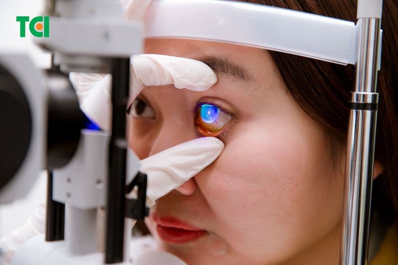 Bác sĩ Mắt không chỉ kiểm tra thị lực hoặc kê kính mà còn thăm khám, chẩn đoán và theo dõi nhiều bệnh lý liên quan đến mắt