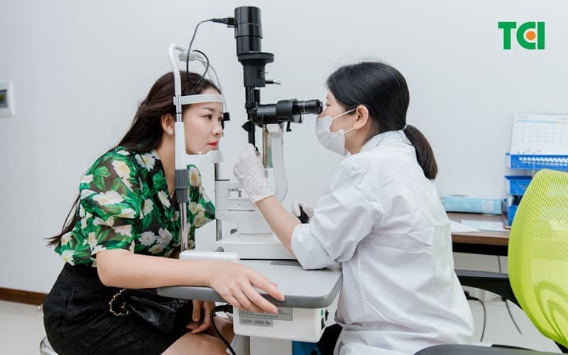 Các bước kiểm tra mắt được lựa chọn dựa trên triệu chứng và tình trạng cụ thể