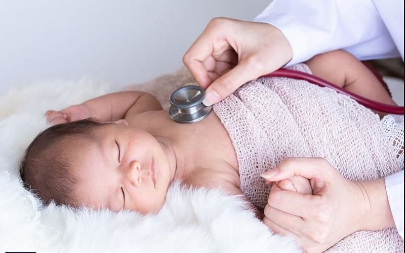 Nếu trẻ có dấu hiệu tím tái, lừ đừ thì cần cho con khám bác sĩ nhi ngay